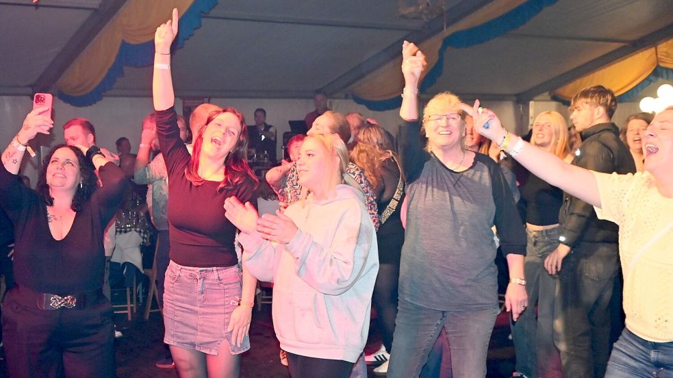 Beste Stimmung herrschte am Samstagabend auf der Ernte-Party in Klostermoor. Fotos: Holger Weers.