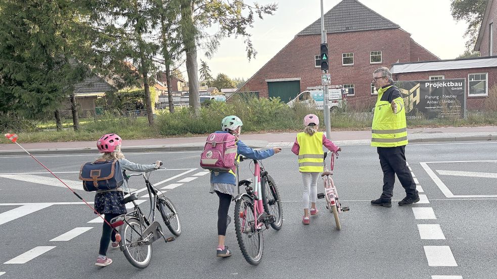 Robert Müller gehört zum Team der Verkehrshelfer an der Grundschule Tannenhausen. Immer wieder kommt es an der viel befahrenen Kreuzung zu gefährlichen Situationen. Foto: Mieke Matthes