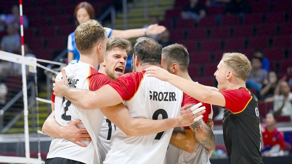 Die Erleichterung beim deutschen Team war groß. Foto: volleyballworld/dpa