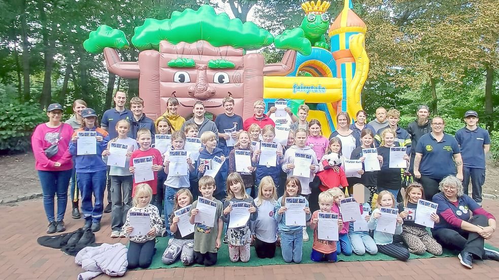 Die Jungen und Mädchen bekamen Urkunden überreicht. Sie freuten sich mit den Organisatoren des Sommerfestes. Foto: privat