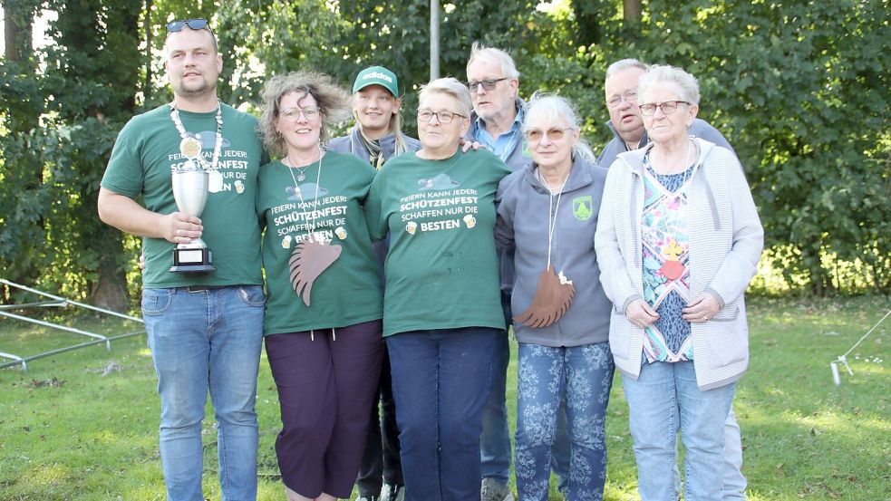 Kaiser Holger Pupkes (von links), Manuela Schwitters, Feemke Niehuis, Gesine Boekhoff, Johann Harms, Tina Kienzle, Albert Göhn und Berta Baumann freuen sich über ihre Trophäen. Foto: privat