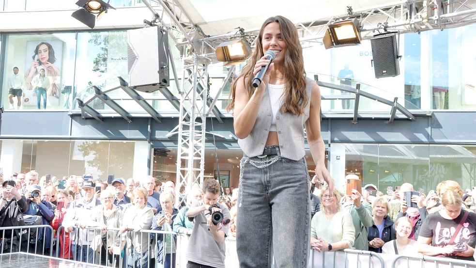 Hunderte Menschen sahen zwei Auftritte von Sängerin Vanessa Mai beim Fashion-Festival in Leer. Foto: Bodo Wolters