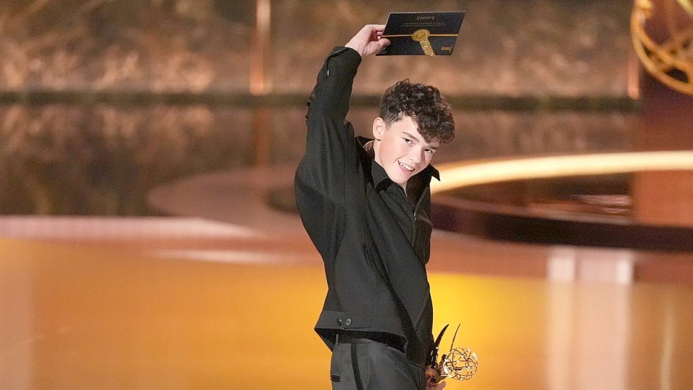 Owen Cooper aus „Adolescence“ ist jetzt der jüngste Mann, der je einen Schauspielpreis bei den Emmys gewann. Foto: Chris Pizzello/Invision/AP/dpa