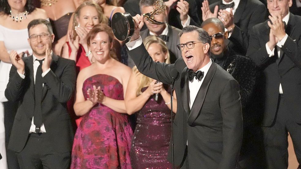 Stephen Colbert und sein Team von „The Late Show with Stephen Colbert“ gewannen den Preis für die beste Talkshow. Foto: Chris Pizzello/Invision/AP/dpa
