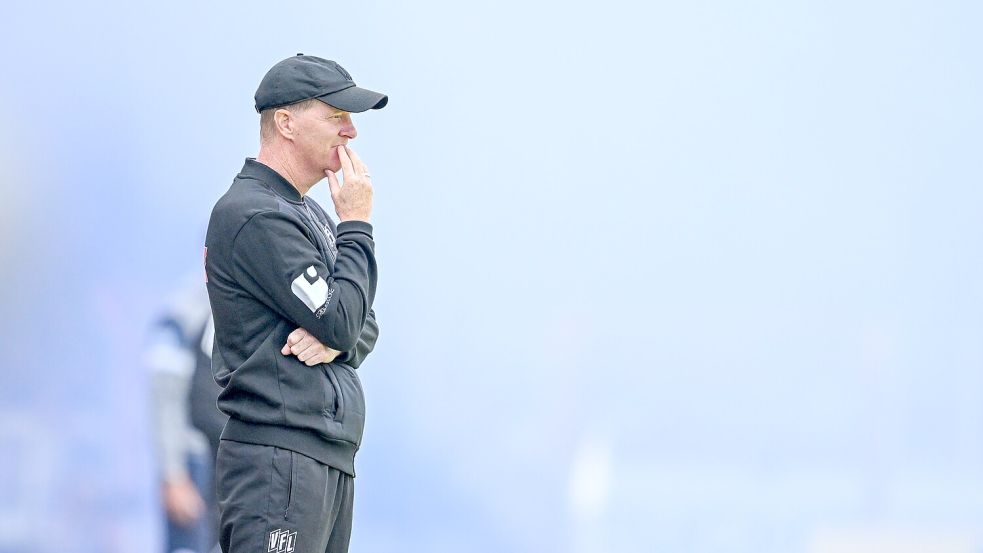 Kann den Spielen seiner Mannschaft aktuell recht entspannt zusehen: Timo Schultz und der VfL Osnabrück stehen momentan für Stabilität. Foto: Michael Titgemeyer