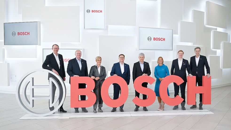 Sie haben Sparmaßnahmen in Milliardenhöhe angekündigt: Arbeitsdirektor Stefan Grosch (4.v.l.) und Mobilitätschef Markus Heyn (r). (Archivbild) Foto: Bernd Weißbrod