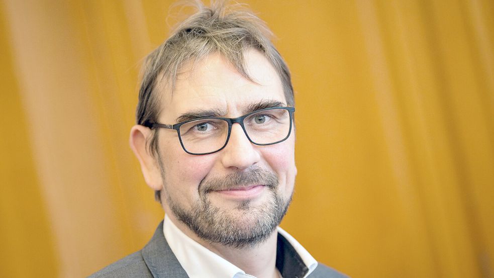 Frieslands Landrat Sven Ambrosy hört 2026 auf. Foto: Mohssen Assanimoghaddam/dpa