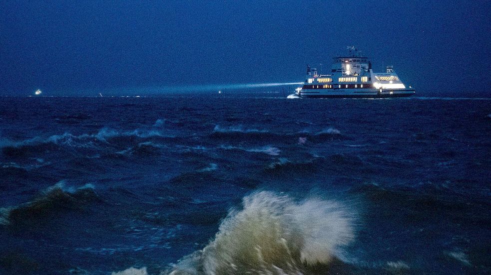 Der Sturm hat auch Auswirkungen auf den Fährverkehr. Foto: Daniel Bockwoldt