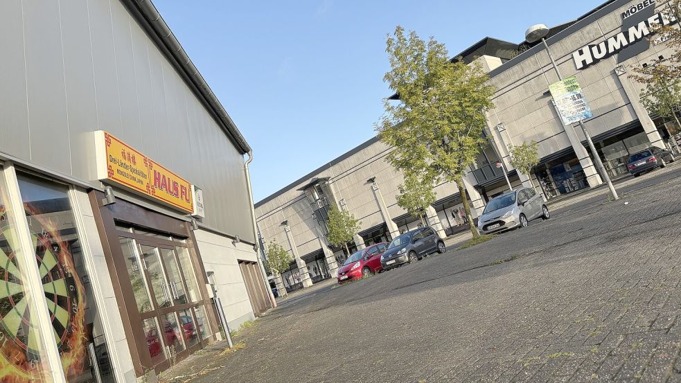 Hier soll wieder Leben einkehren: Links das Asia-Restaurant und eine Spielothek, gegenüber das Möbelhaus. Fotos: Stephanie Schuurman