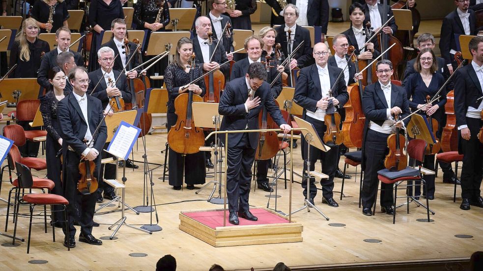 Shani und die Münchner Philharmoniker bekamen am Abend Standing Ovations. Foto: Bernd von Jutrczenka/dpa