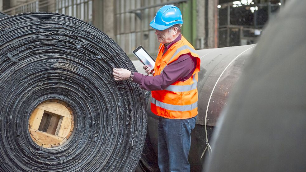 Bei der Planung, in der Produktion, oder im Lager – KI wird in immer mehr Unternehmen eingesetzt. Foto: IMAGO/Westend61