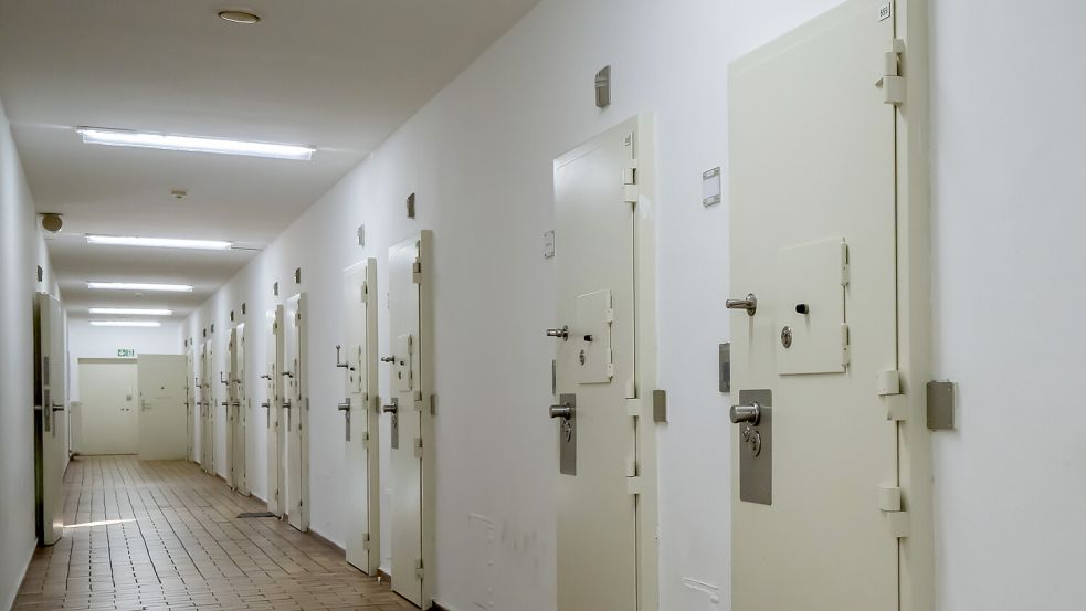 Blick auf einen Flur in Groß Hesepe. In der Außenstelle der JVA Lingen werden männliche Gefangene ab 25 Jahre im geschlossenen Vollzug untergebracht. Foto: JVA Lingen