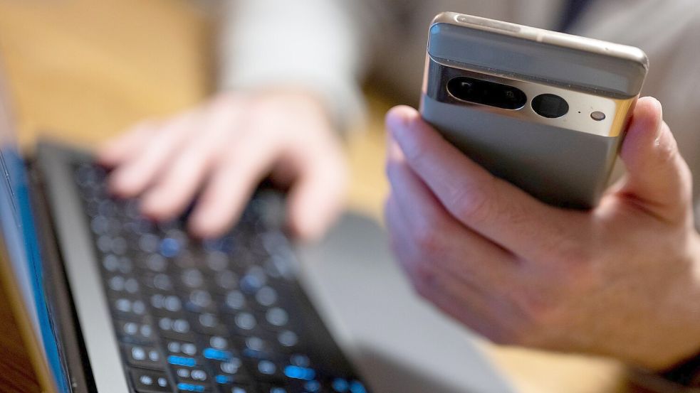 Schnell und bequem: Viele Menschen erledigen Bankgeschäfte per Online-Banking. (Symbolbild) Foto: Monika Skolimowska