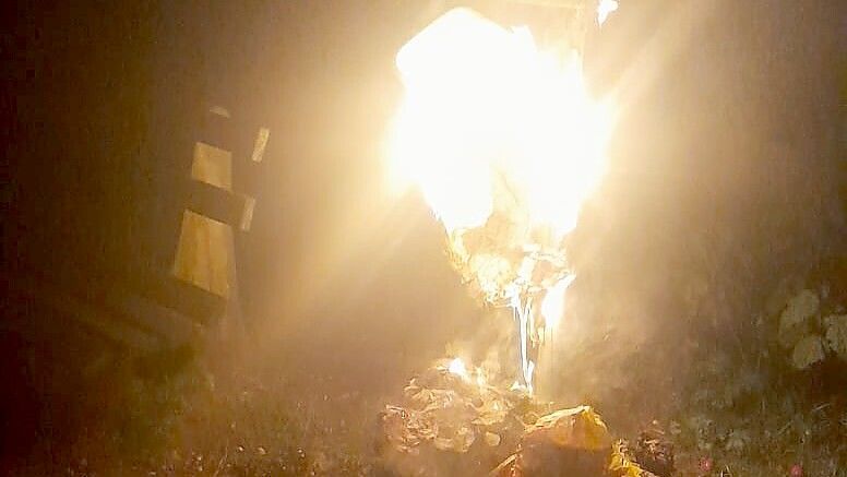 Zu einem Brand eines Mülleimers wurde die Feuerwehr Rhaude am Samstagabend gerufen. Fotos: Feuerwehr Rhaude