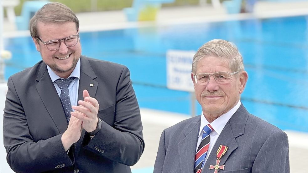 Oberbürgermeister Tim Kruithoff applaudiert Peter Kurzak zur Verleihung des Verdienstkreuzes der Bundesrepublik Deutschland. Foto: Privat