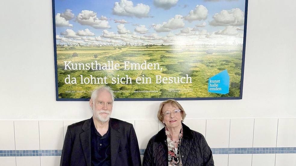 Maler Heiner Altmeppen und Eske Nannen, Vorsitzende des Aufsichtsrates der Kunsthalle Emden, vor einem Kunstdruck des Bildes „Ostfriesische Landschaft“. Er ist eine Spende an das Van-Ameren-Bad. Foto: privat
