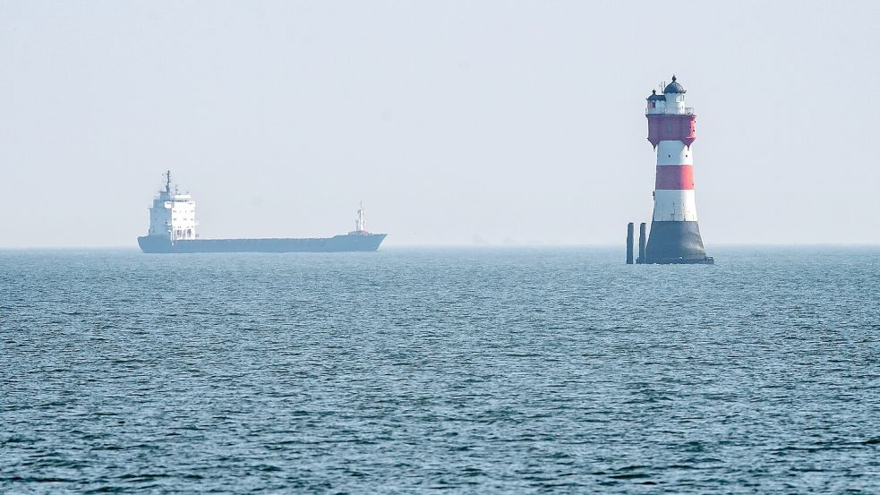In der Außenweser fährt ein Schiff am Leuchtturm Roter Sand vorbei. Mehrere Kommunen bewerben sich als neue Standorte für das denkmalgeschützte Bauwerk. Foto: Sina Schuldt/dpa