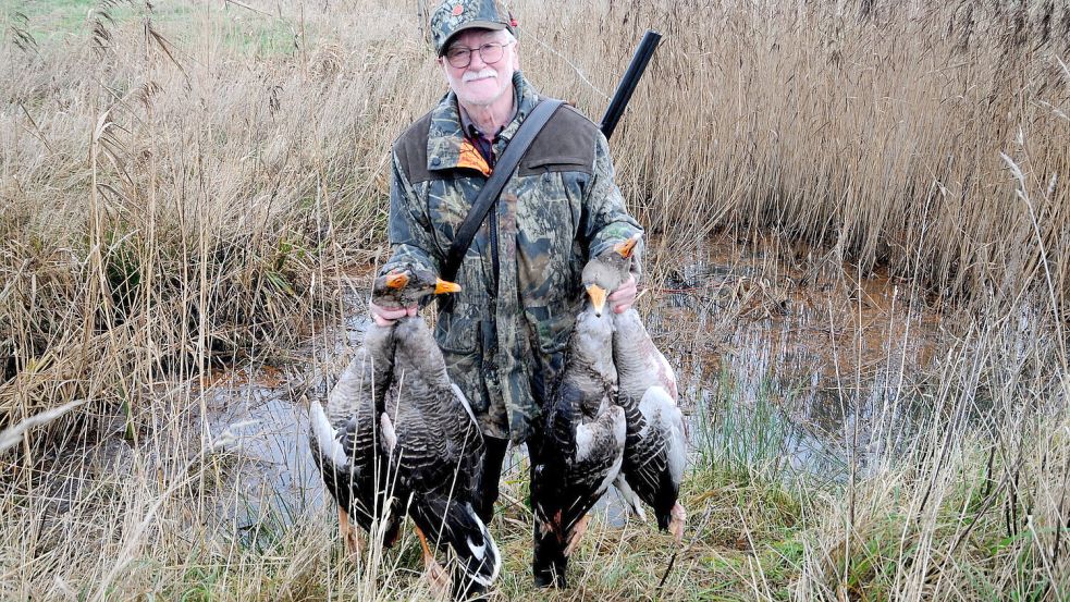 Mit Ostfriesland verbunden: Joachim „Akki“ Eilts bei der Gänsejagd in seiner Heimat. Foto: Privat