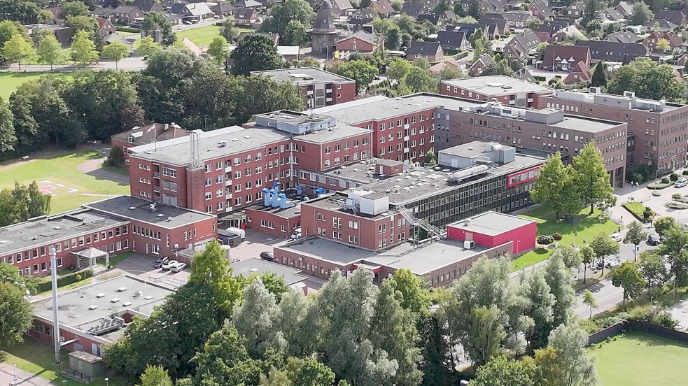 Soll 2029 durch die Zentralklinik ersetzt werden: Die Ubbo-Emmius-Klinik in Aurich aus der Vogelperspektive.Foto: Tizian Dunkmann
