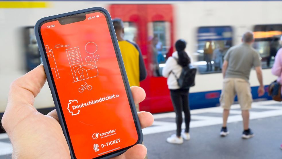 Wer ein Deutschlandticket haben möchte, wird ab dem kommenden Jahr tiefer in die Tasche greifen müssen. (Symbolbild) Foto: Julian Stratenschulte