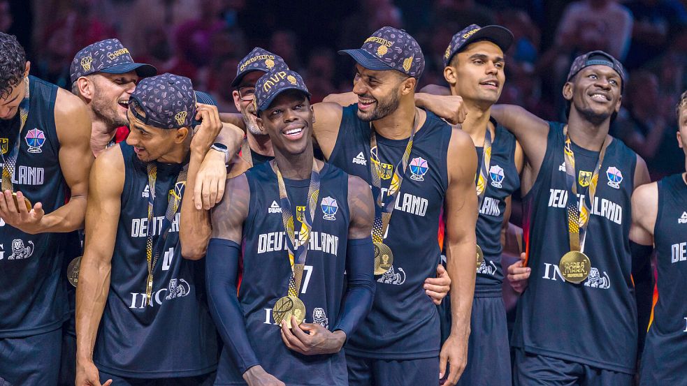 Die Basketball-Nationalmannschaft um Kapitän Dennis Schröder (vorne) ist seit Sonntag amtierender Europa- und Weltmeister. Foto: Imago