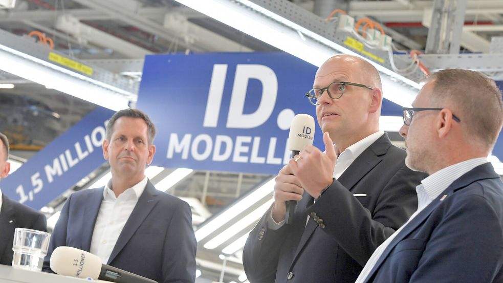 Das Verbrenner-Aus wackelt: (von links) Niedersachsens Ministerpräsident Olaf Lies, der Emder VW-Werksleiter Enno Fehse und Betriebsratschef Manfred Wulff bei der Feier zum weltweit 1,5-millionsten ID.-Modell. Foto: Klaus Ortgies