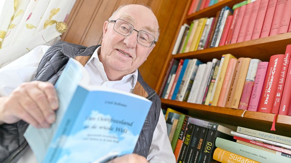 Nimmt auch gern mal sein eigenes Buch zur Hand: Erich Bolinius. Foto: Klaus Ortgies