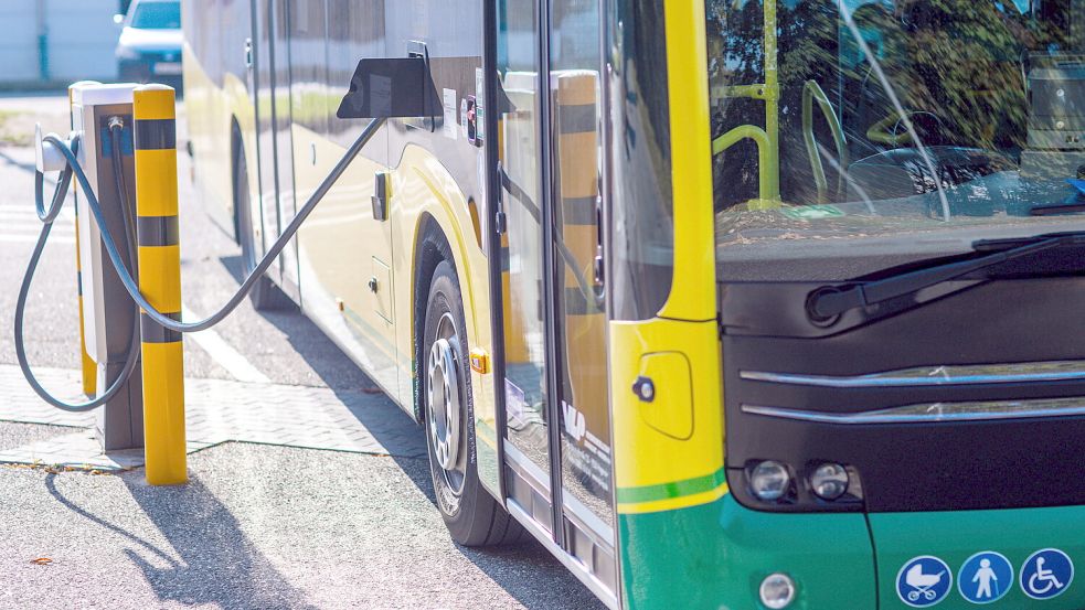 Ein Elektrobus wird aufgeladen. Foto: DPA