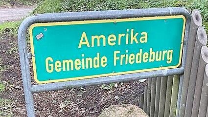 Auf nach Amerika! Bürgermeister Helfried Goetz ruft alle Friedeburger dazu auf, am Freitag, 12. September 2025, um 13 Uhr auf den Amerikaplatz zu kommen. Foto: Marion Luppen/Archiv
