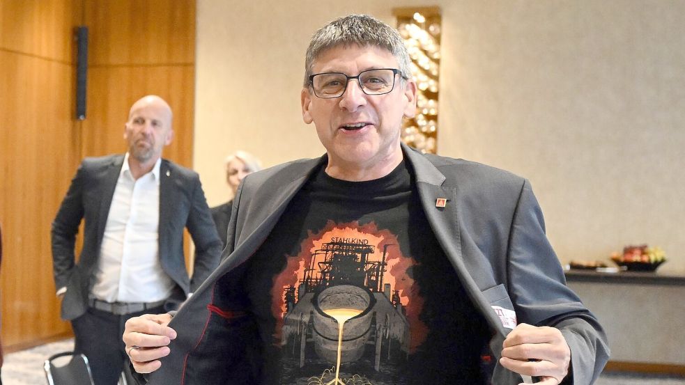 „Stahlkind“ ist auf einem IG Metall-T-Shirt zu lesen, das der Verhandlungsführer der Gewerkschaft, Knut Giesler, zum Auftakt der Tarifverhandlungen trägt. Foto: Federico Gambarini