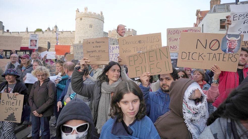 Vor der Ankunft von US-Präsident Trump versammelten sich Demonstranten. (Archivbild) Foto: Kin Cheung/AP/dpa