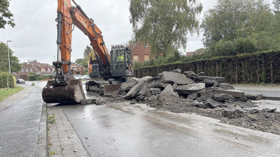 Mit der Baggerschaufel wird derzeit die Asphaltdecke der Kirchdorfer Straße entfernt. Foto: Mieke Matthes