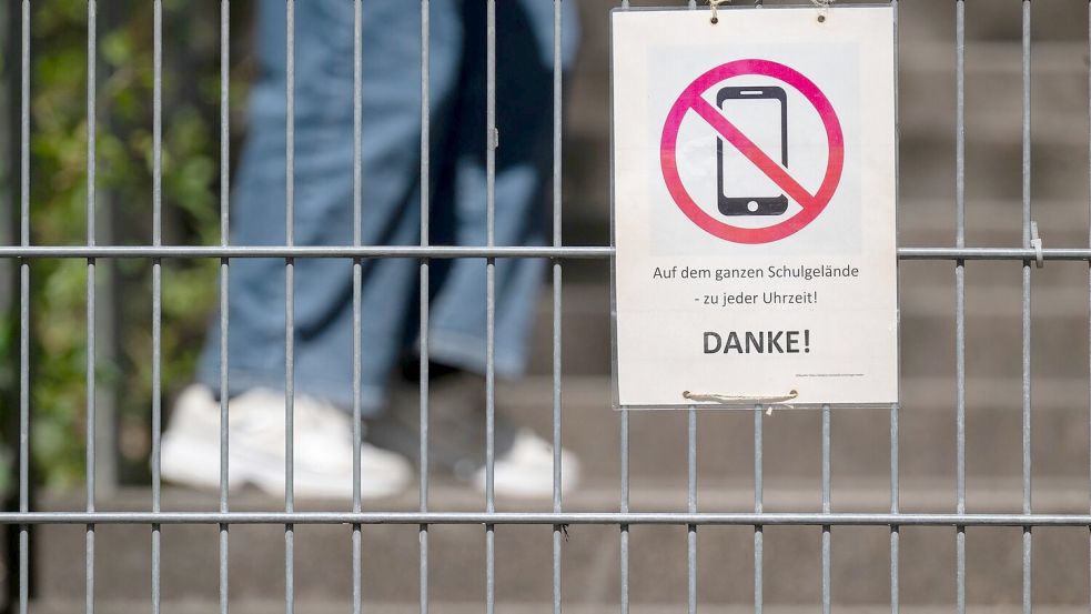 Längst gibt es Schulen mit Handyverbot. Allerdings ist die Situation in den einzelnen Bundesländern unterschiedlich. (Symbolbild) Foto: Marijan Murat
