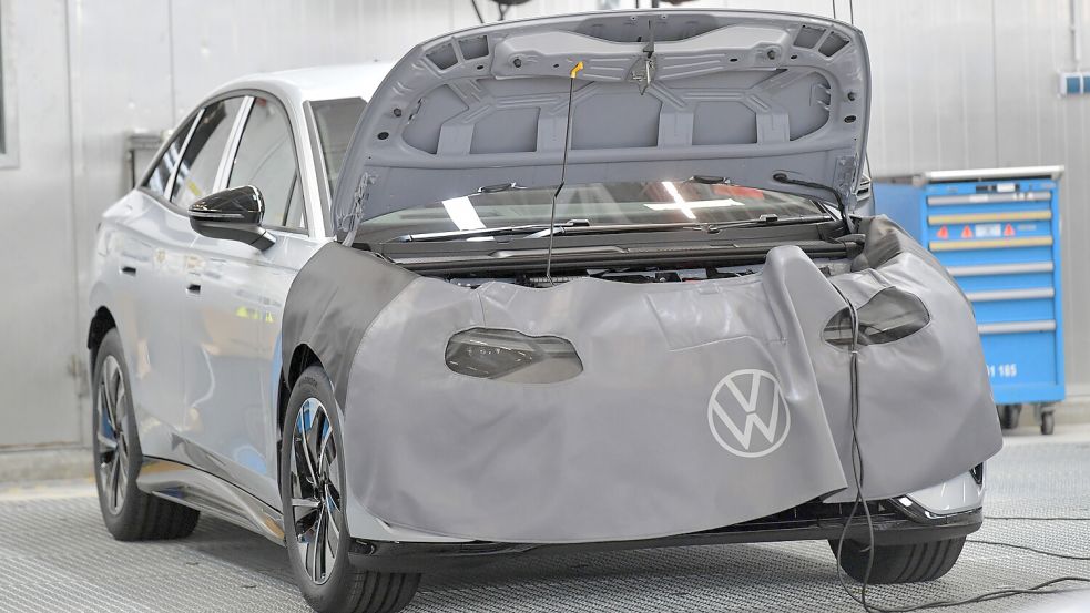 Voll mit Halbleiterchips: ein ID.7 in der Produktion von VW Emden. Foto: Klaus Ortgies