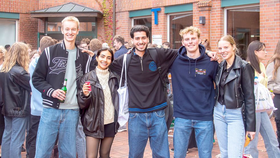Entspannte Stimmung herrschte am Montag beim Eintreffen der Erstsemesterstudierenden auf dem Emder Campus. Foto: privat
