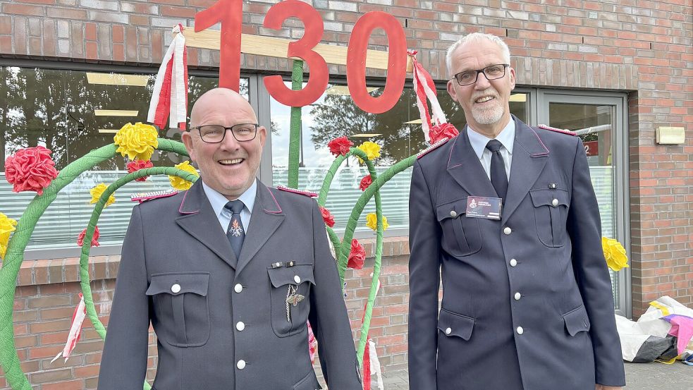 Recherchen zum Jubiläum brachten es ans Licht: Unverhofft stehen Ortsbrandmeister Karl-Heinz Freimuth (links) und sein Stellvertreter Theo Peters nicht einer 90-jährigen, sondern einer bereits 130 Jahre alten Feuerwehr vor. Fotos: Böhmer