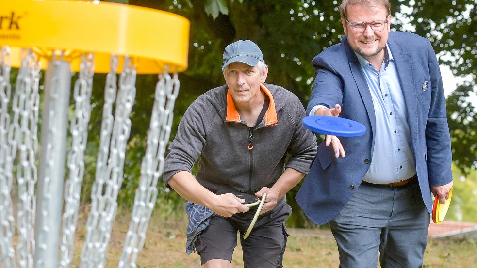 Sie zielen auf den Korb: Stephan Langner kann es, Tim Kruithoff übt noch. Fotos: Klaus Ortgies
