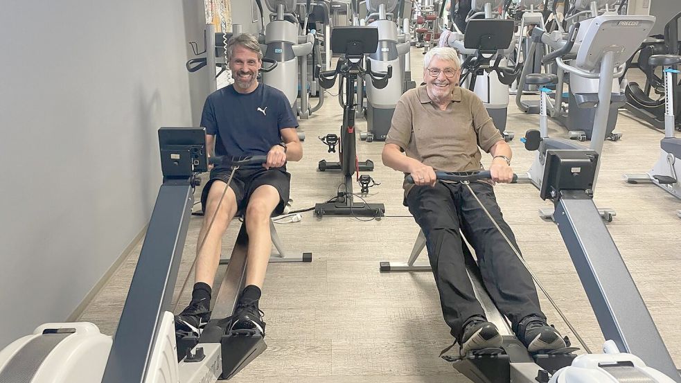 Spaß beim Fitness: Das Bild zeigt Daniel und Bernhard Hoppmann von der Bäckerei Hoppmann am Ruder-Ergometer.
