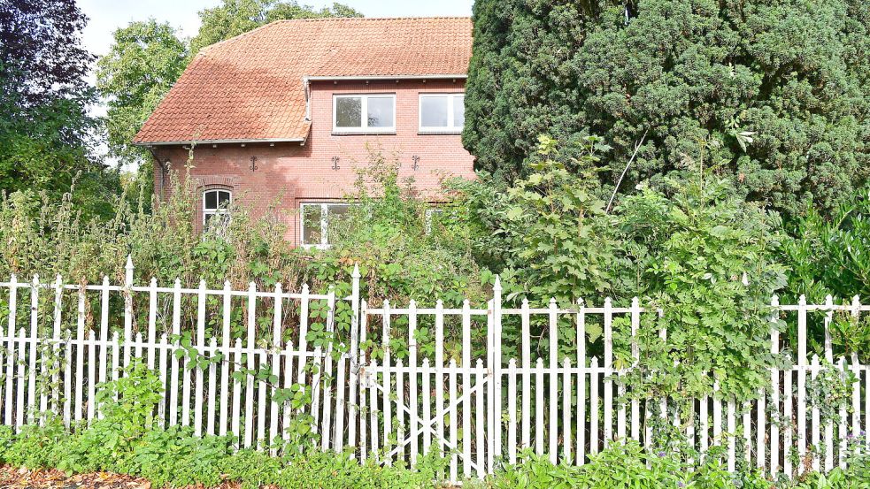 Der Haupteingang des Pfarrhauses in Canum ist aktuell nicht mehr als solcher erkennbar. Auf dem Grundstück ist viel Wildwuchs. Fotos: Heinz Wagenaar