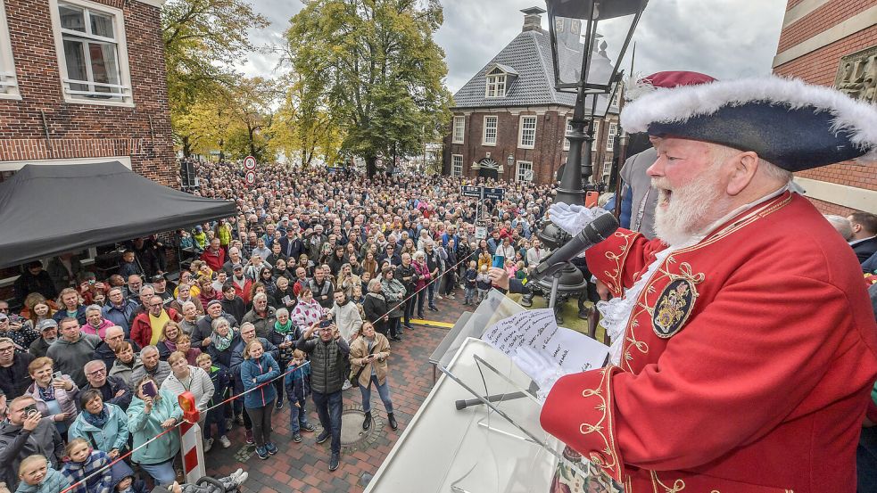 Seit mehr als 30 Jahren begrüßt der Engländer Trevor Heeks die Menschen bei der Gallimarkteröffnung mit einem donnernden "Hip hip hooray". Das Foto zeigt den beliebten Towncrier aus Trowbridge im vergangenen Jahr. Foto: Klaus Ortgies/Archiv