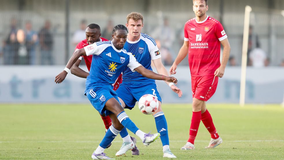 Michael Igwe (links) und Felix Göttlicher hoffen auf einen Kickers-Heimsieg gegen Blau-Weiß Lohne. Archivfoto: Jens Doden/Emden