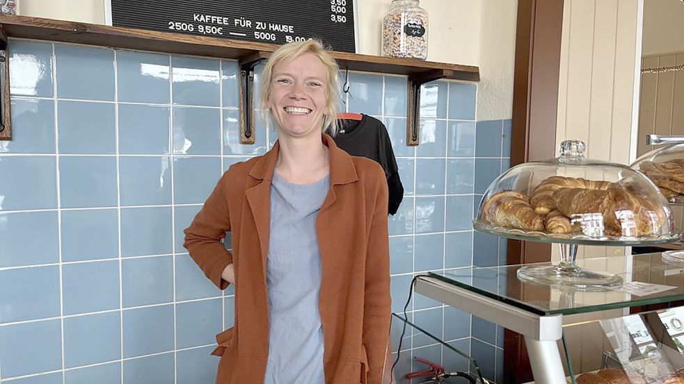 Inhaberin Eyla Kuykendall steht in ihrem Café hinter dem Tresen. Foto: Ute Nobel/Archiv