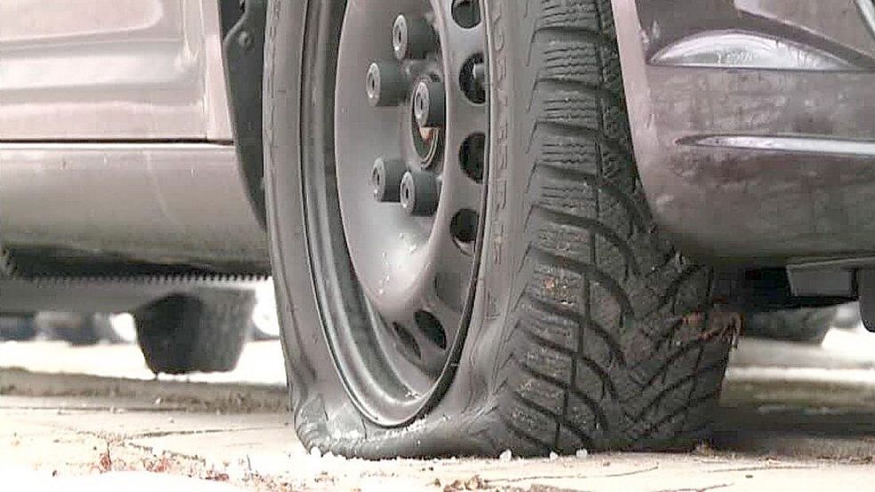 Erneut sind in Bremen Dutzende Autoreifen von Unbekannten zerstochen worden. Nun erhöht die Polizei ihre Präsenz. Foto: Symbolbild: Archiv/Stefan Tretropp