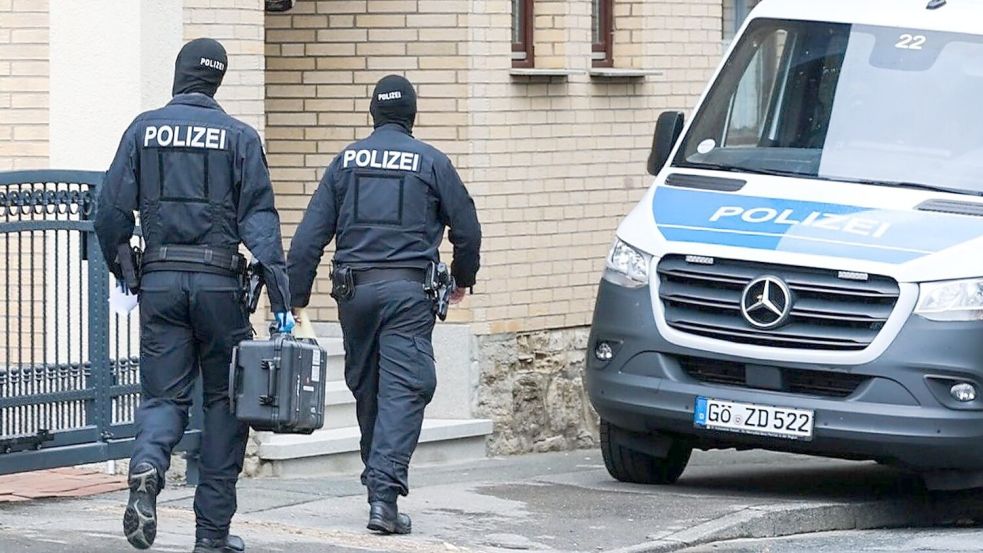 Die Polizei stellte bei den Durchsuchungen scharfe Waffen sicher. Foto: --