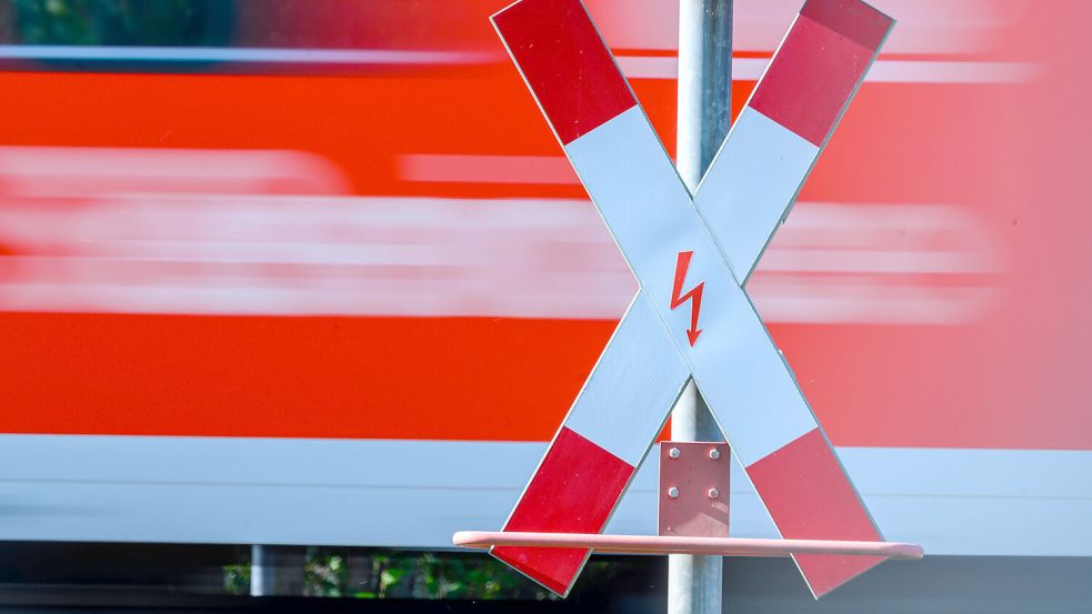 Wegen Sanierungsarbeiten sperrt die Stadt Norden zwei Bahnübergänge für zwei Tage. Foto: DPA