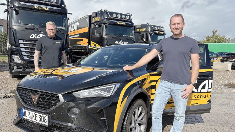 Geschäftsführer Dirk Kehrbach (rechts) und Fahrlehrer Ailt Broer (links) in ihrer Zentrale in Schirum. Foto: Björn Klüver