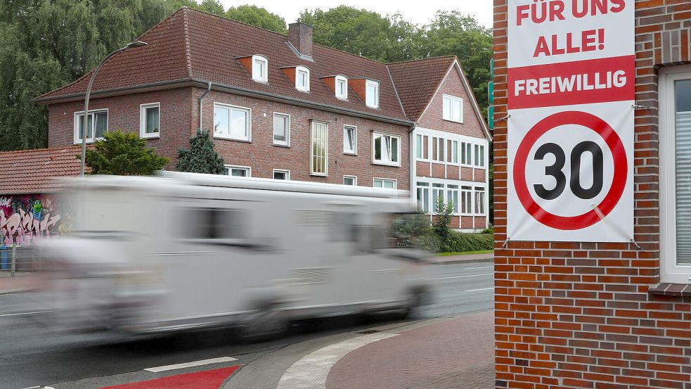 An der Von-Jhering-Straße wird schon für eine freiwillige Tempo-Reduktion geworben. Foto: Romuald Banik