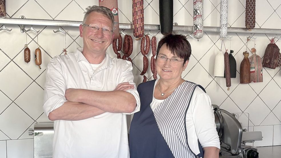 Heiner und Elke Gerdes stehen hinter der Ladentheke in ihrer Fleischerei in Langholt. In wenigen Wochen werden sie den Familienbetrieb schließen. Foto: Horst Kruse