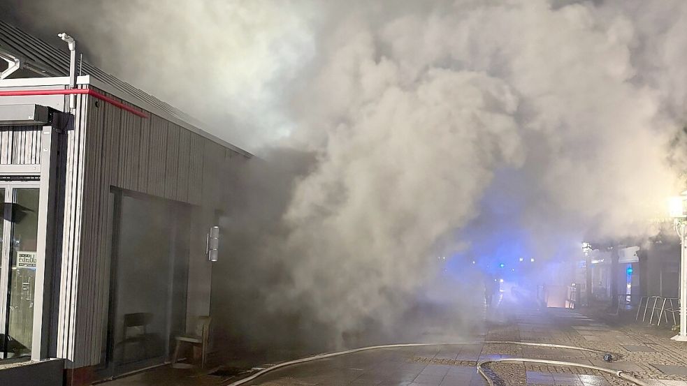 Dichter Qualm drang am 10. September 2025 aus der Markthalle und hat auch deutliche Schäden im Inneren hinterlassen, die vor einer Wiedereröffnung beseitigt werden müssten. Foto: Feuerwehr