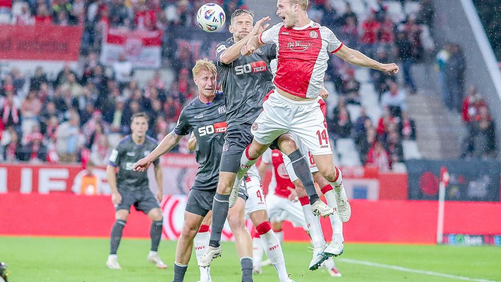 Intensiv war es an der Hafenstraße: Hier verteidigt VfL-Kapitän Jannik Müller den Essener Lucas Brumme (in rot) im Luftduell. Foto: Michael Titgemeyer